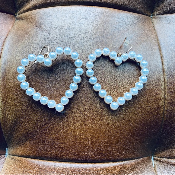Jewelry - Pearl heart drop earrings